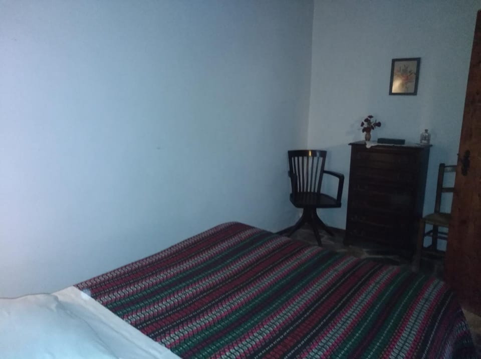 Bed, Photo of the whole room, Decorative detail, Bedroom, Family