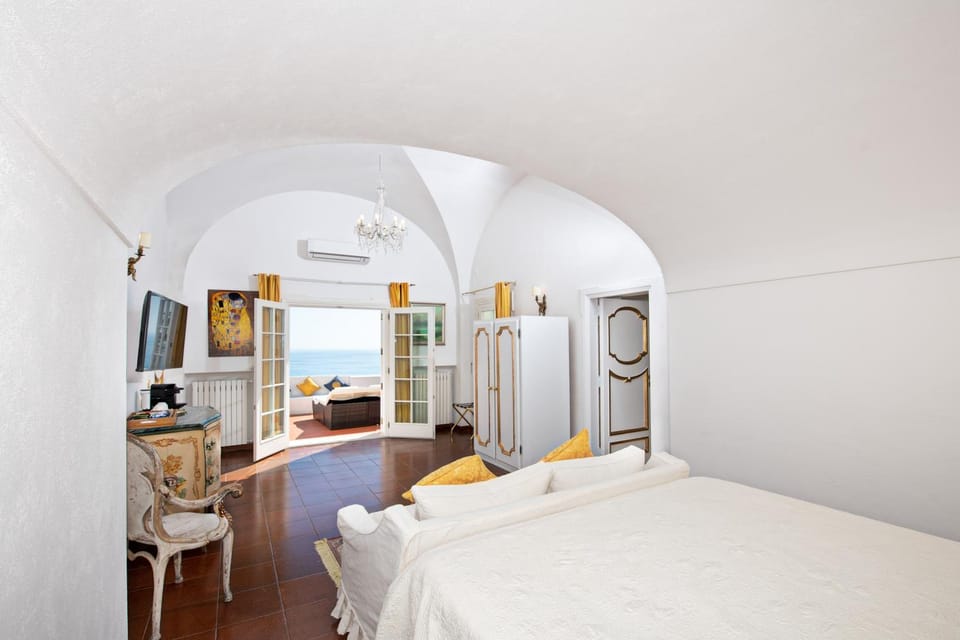 Photo of the whole room, Bedroom, Sea view