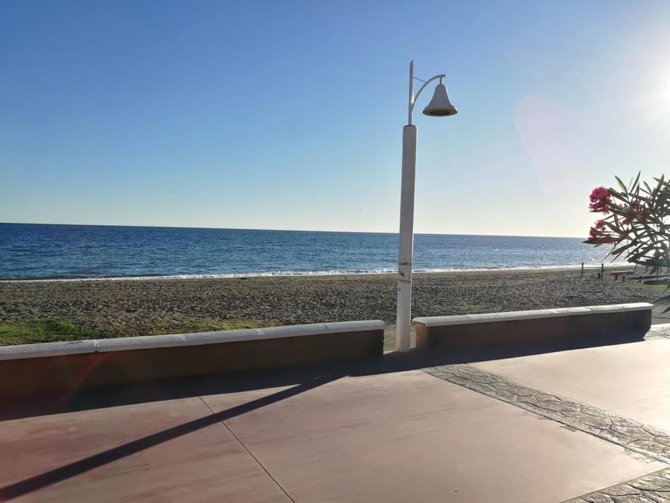 APARTAMENTO JUNTO AL MAR Apartment in Axarquía