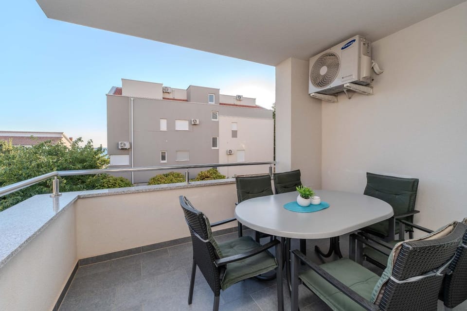 Basa modern ap by the beach Apartment in Novalja