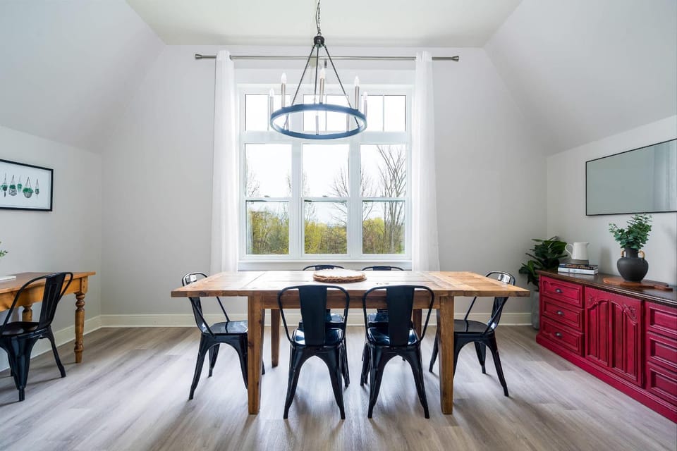Beautiful & Bright 3 Bed Townhome Near Village House in Grey Highlands
