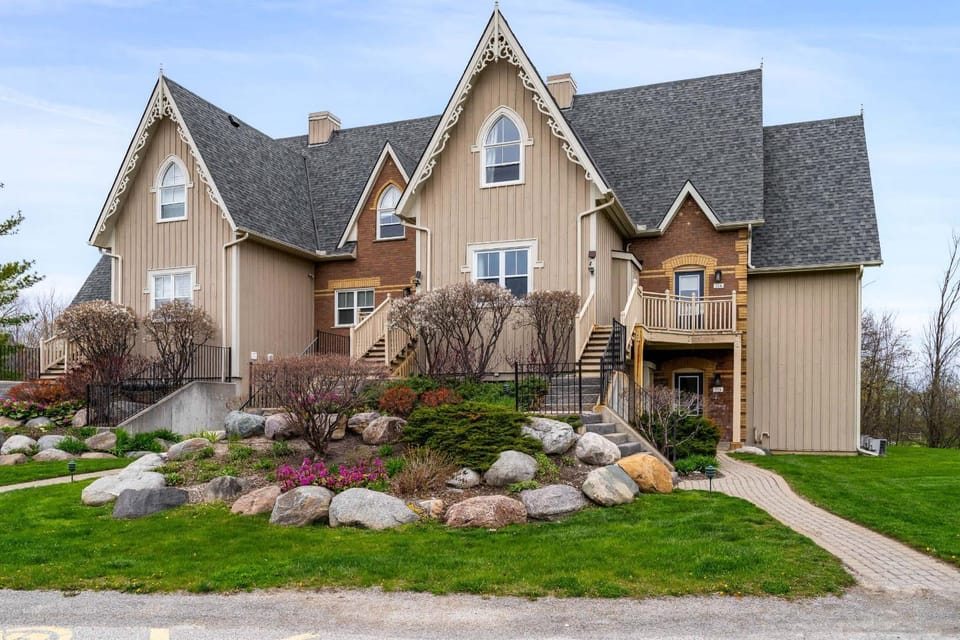 Beautiful & Bright 3 Bed Townhome Near Village House in Grey Highlands