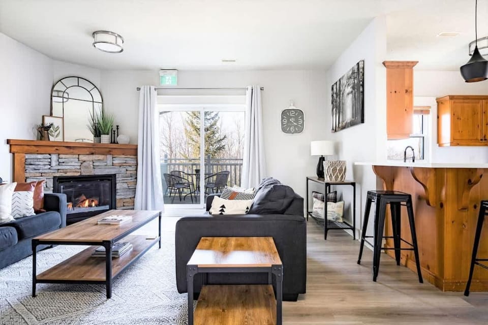 Beautiful & Bright 3 Bed Townhome Near Village House in Grey Highlands