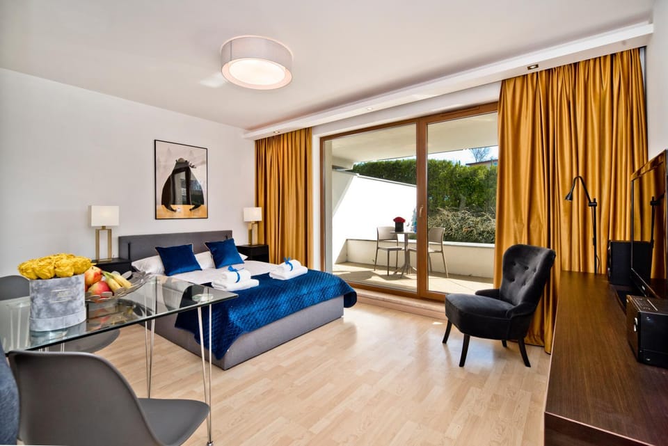 Bed, Living room