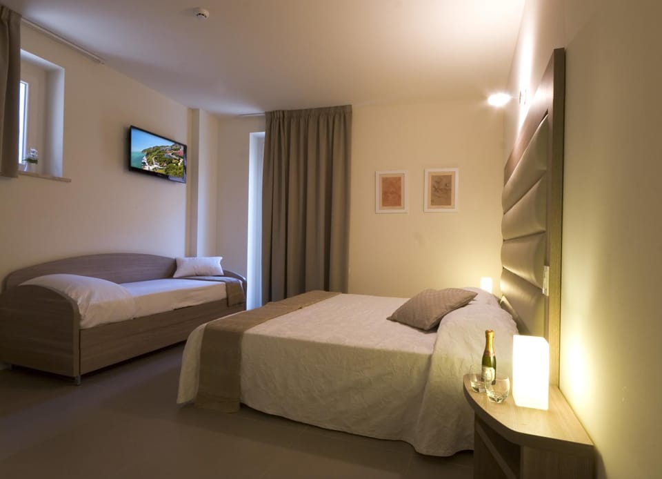 TV and multimedia, Photo of the whole room, Decorative detail, Bedroom