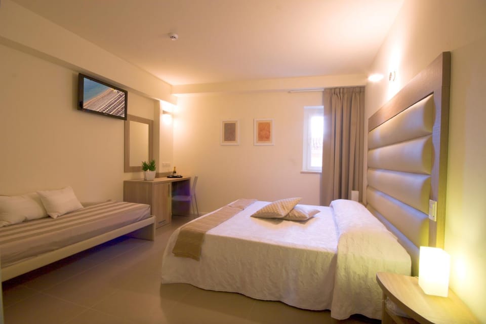 TV and multimedia, Photo of the whole room, Decorative detail, Bedroom, Area and facilities