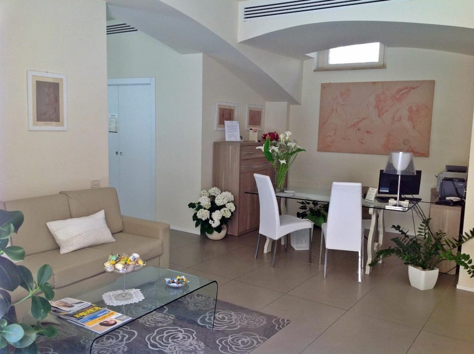 Communal lounge/ TV room, Lobby or reception, Decorative detail
