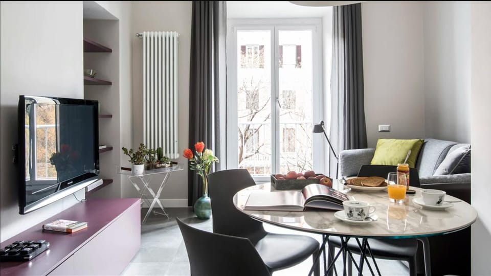Communal lounge/ TV room, TV and multimedia, Living room, Seating area, Dining area, heating, air conditioner