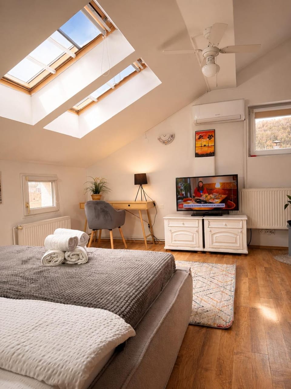 Bed, TV and multimedia, Bedroom