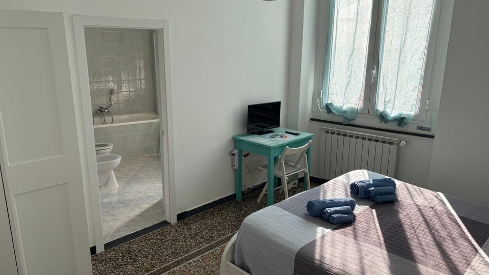 Bed, Bathroom, Photo of the whole room, Bedroom, towels