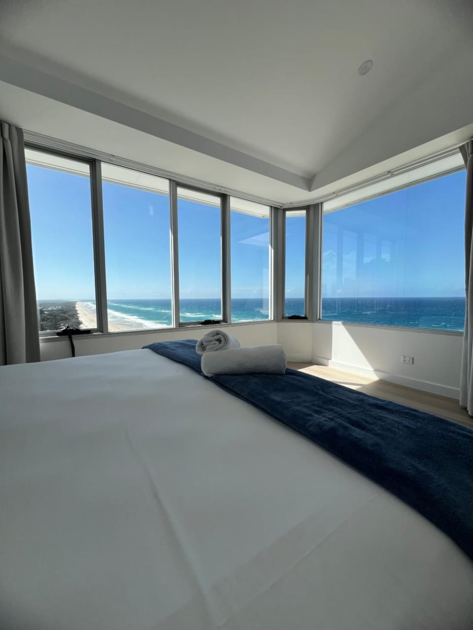 Golden Sands on the Beach - Absolute Beachfront Apartments Apartment hotel in Main Beach
