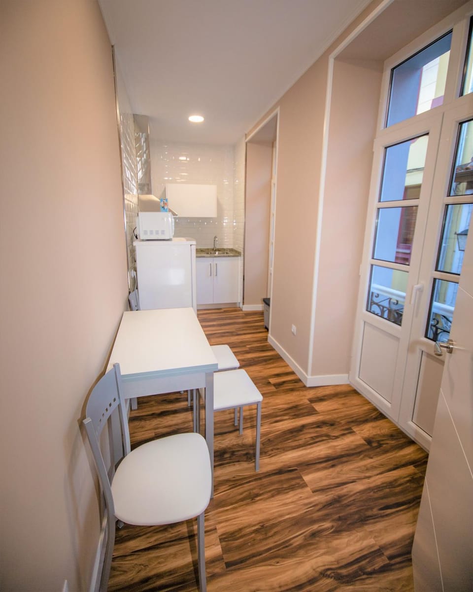 Kitchen or kitchenette, Dining area, City view
