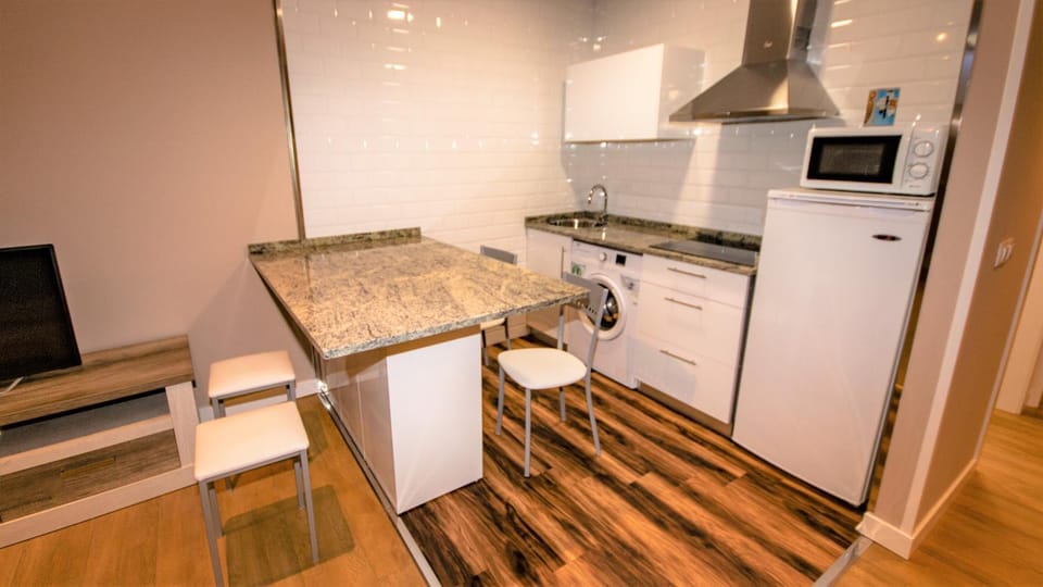 Kitchen or kitchenette, Dining area