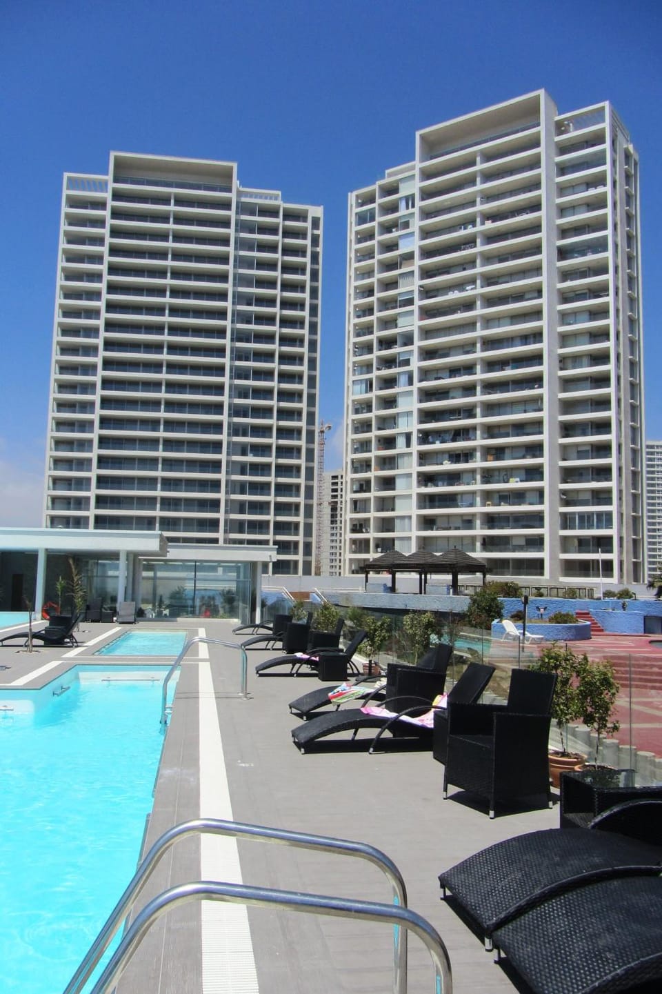 Property building, Communal lounge/ TV room, Facade/entrance, Spring, Day, Evening entertainment, On site, Pool view, Swimming pool, sunbed
