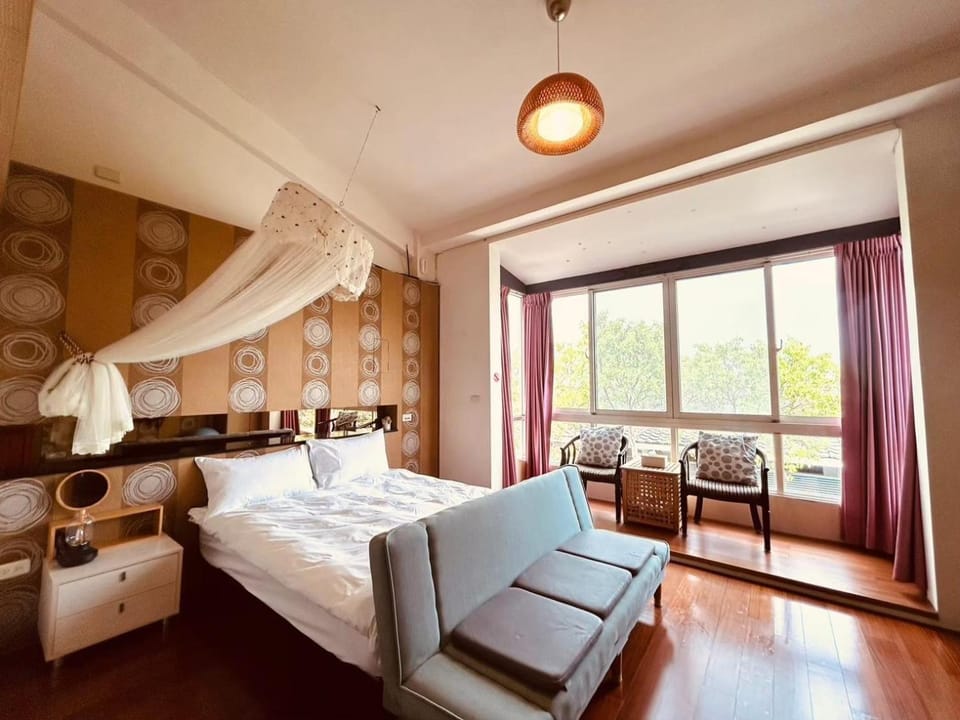 Photo of the whole room, Bedroom