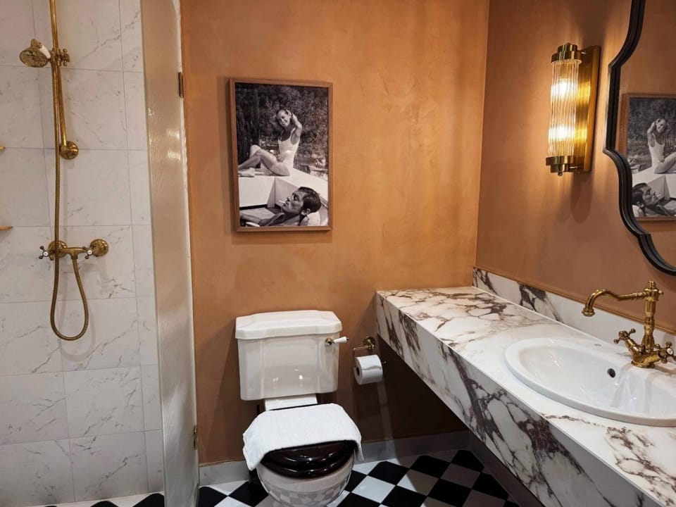 Toilet, Bedroom