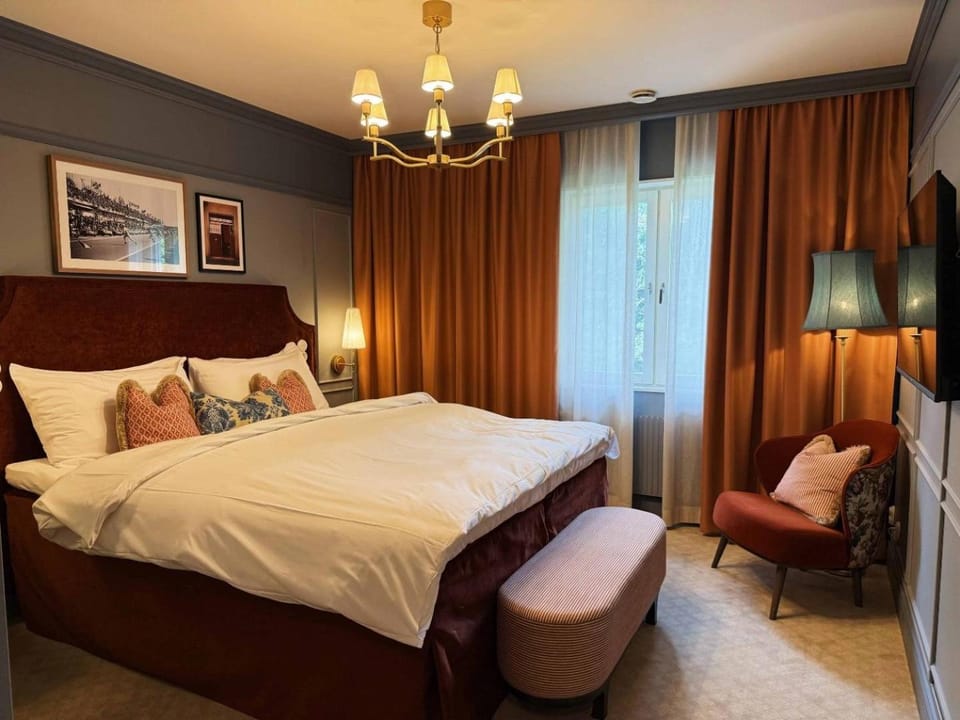 Bed, Seating area, Bedroom