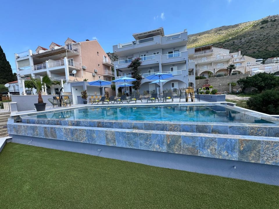 Pool view, Swimming pool, sunbed