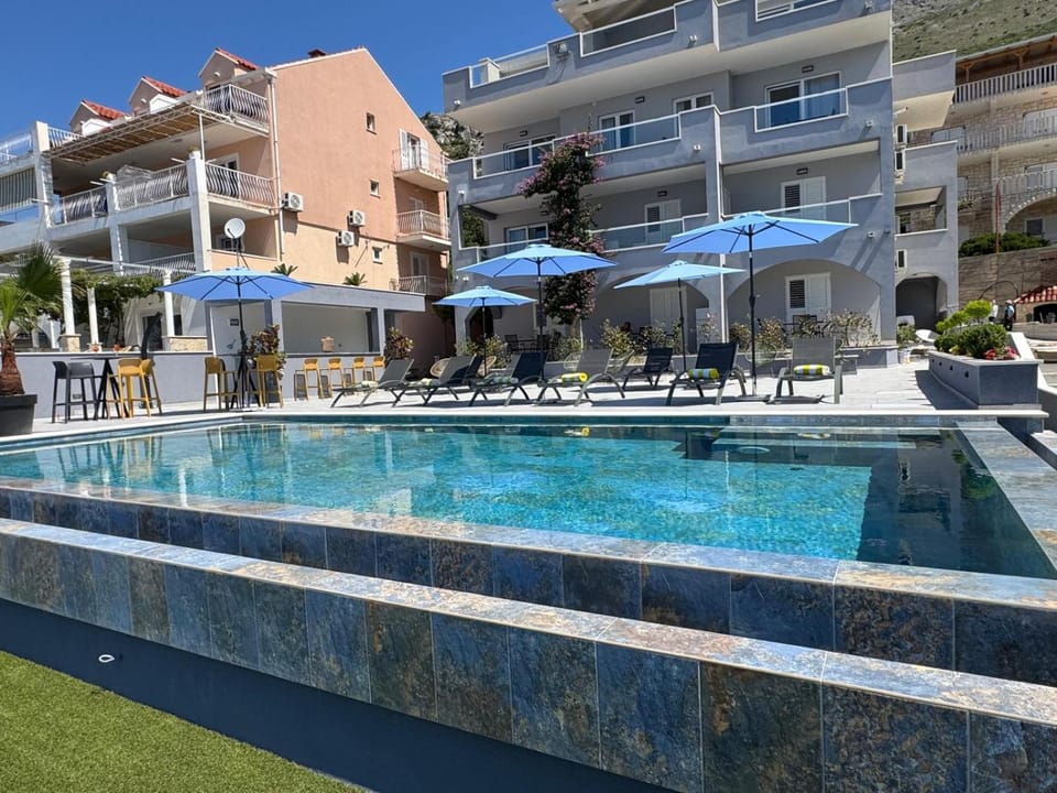 Property building, Swimming pool, Swimming pool