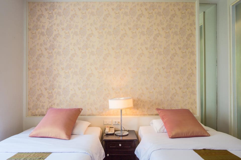 Library, Photo of the whole room, Decorative detail, Bedroom