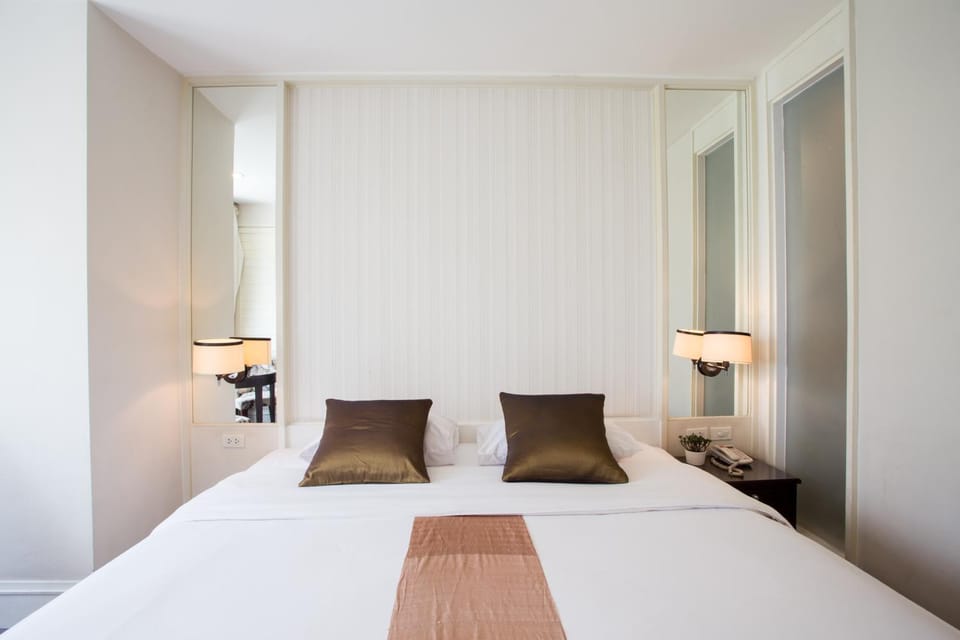 Bed, View (from property/room), Photo of the whole room, Bedroom
