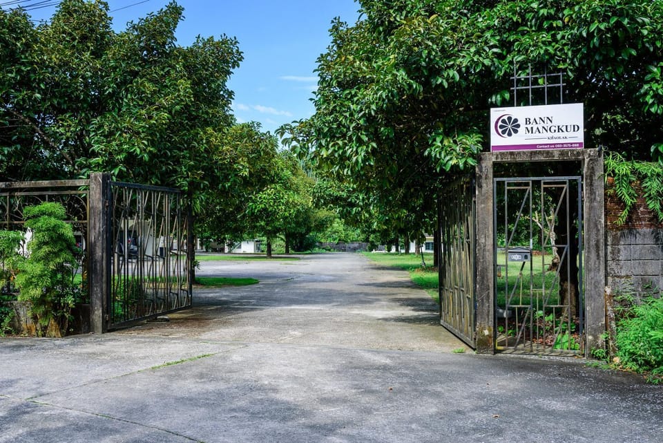 Facade/entrance, Garden, Garden view, Street view, Quiet street view