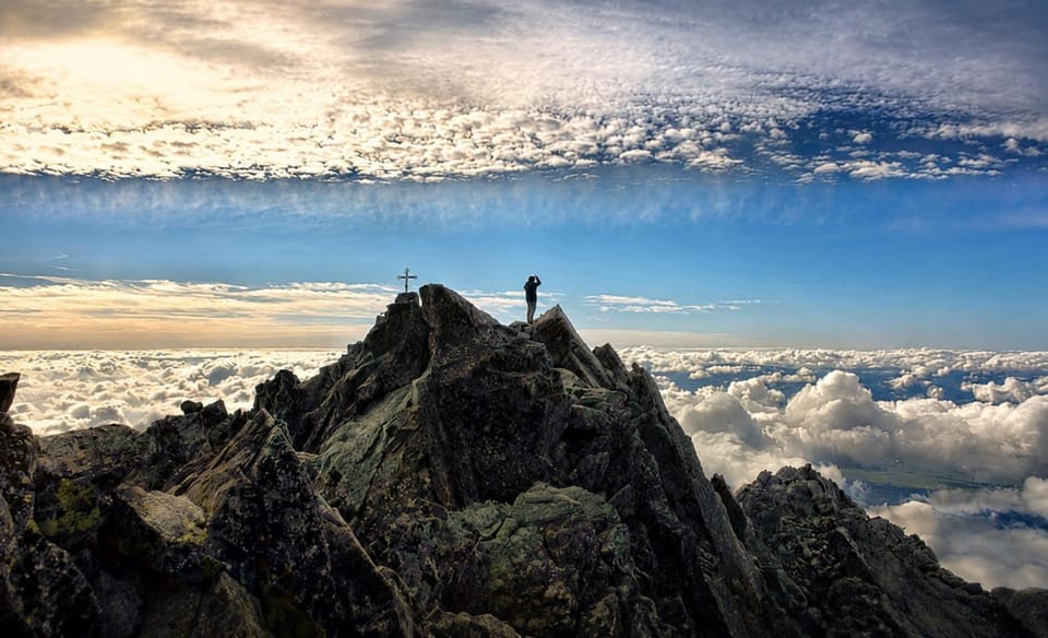 Nearby landmark, Day, Neighbourhood, Natural landscape, Activities, Other, Hiking, Mountain view, Sports