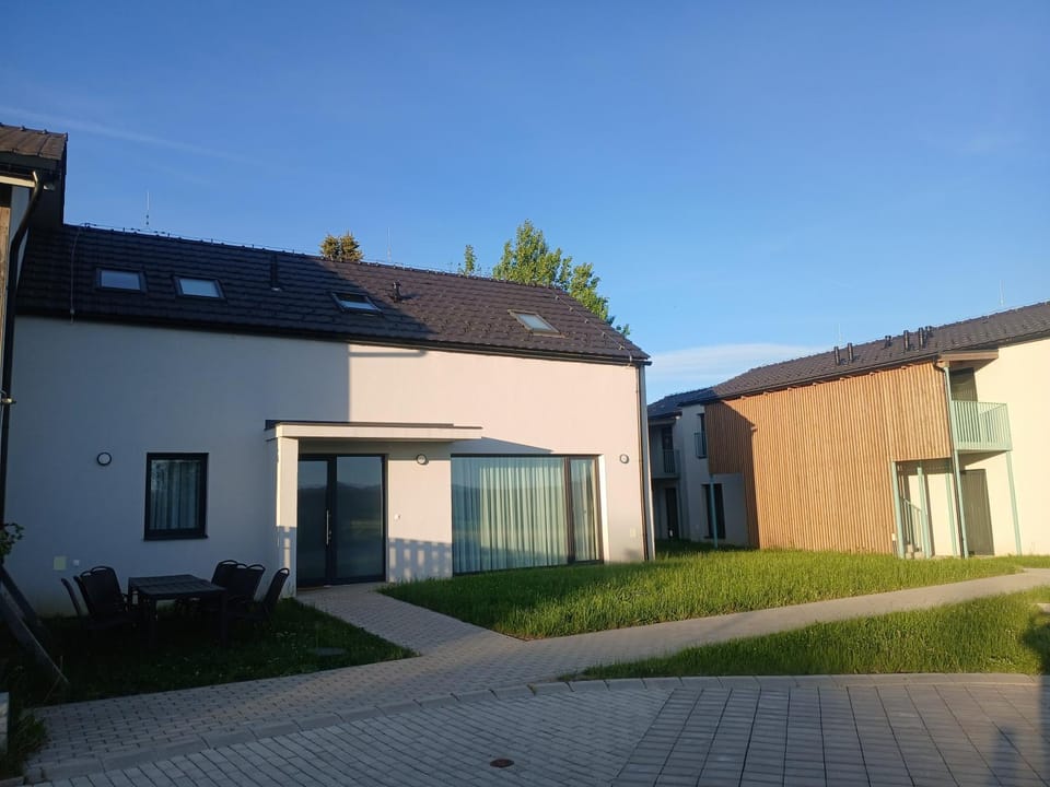 Property building, Day, Garden, Balcony/Terrace, Garden view, Family, Family, Family