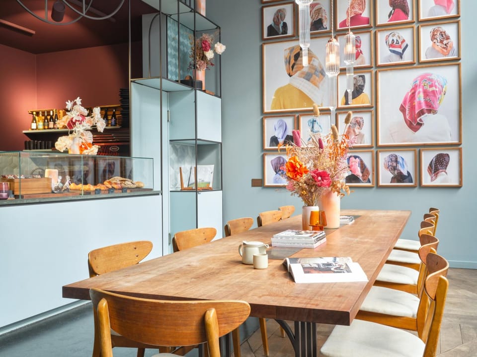 Living room, Food and drinks, Seating area, Food