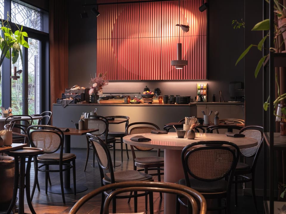 Restaurant/places to eat, Food and drinks, Banquet/Function facilities, Seating area, Food