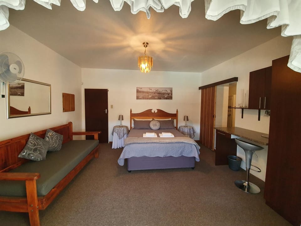 Shower, Toilet, Bathroom, TV and multimedia, Coffee/tea facilities, Kitchen or kitchenette, Photo of the whole room, Seating area, Bedroom