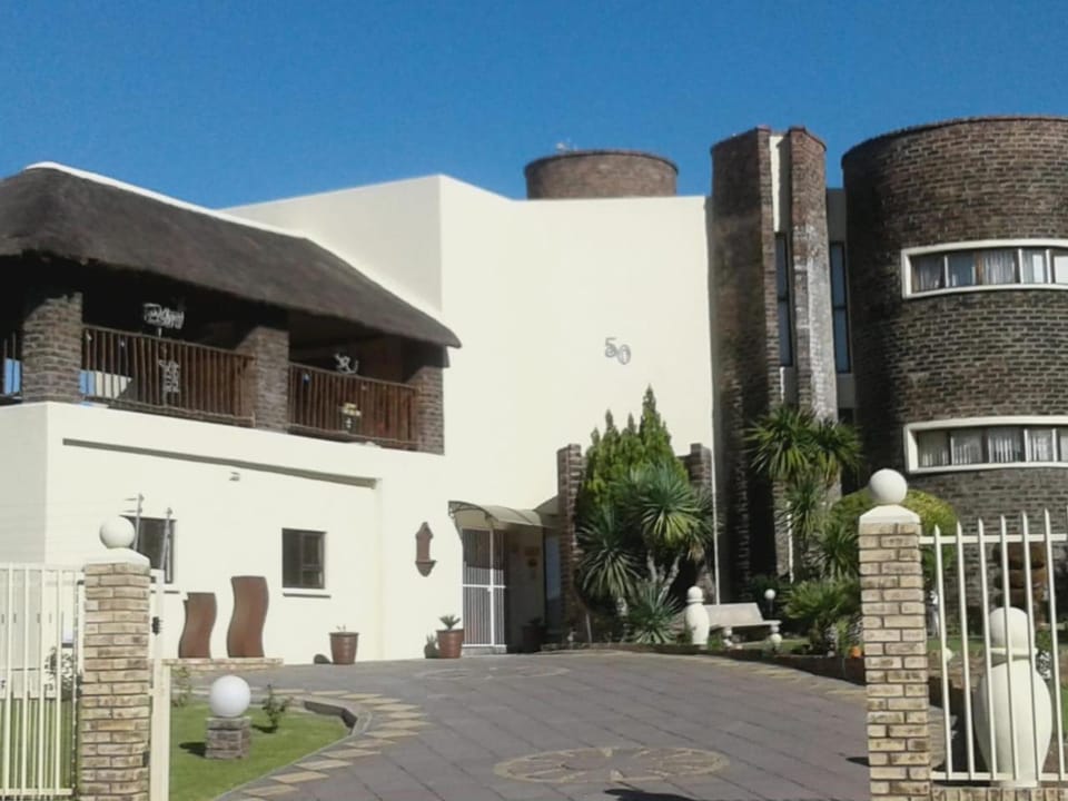 Property building, Garden, Balcony/Terrace, Swimming pool