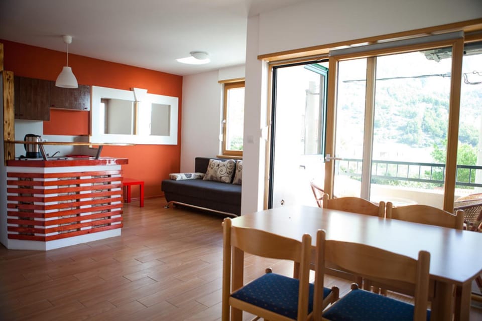 Bed, TV and multimedia, Coffee/tea facilities, View (from property/room), Kitchen or kitchenette, Living room, Seating area
