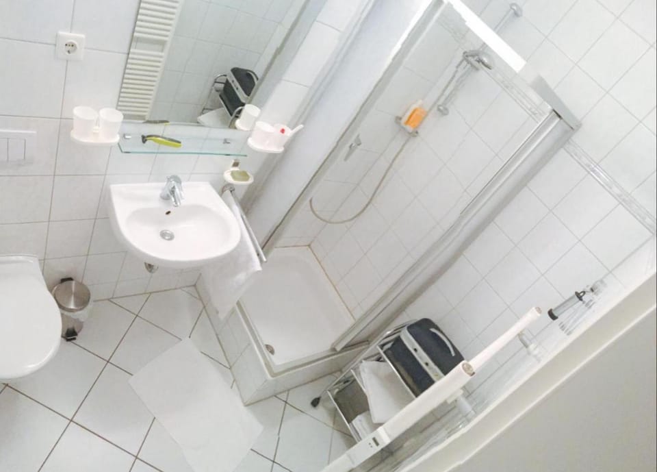 Shower, Toilet, Bathroom, towels