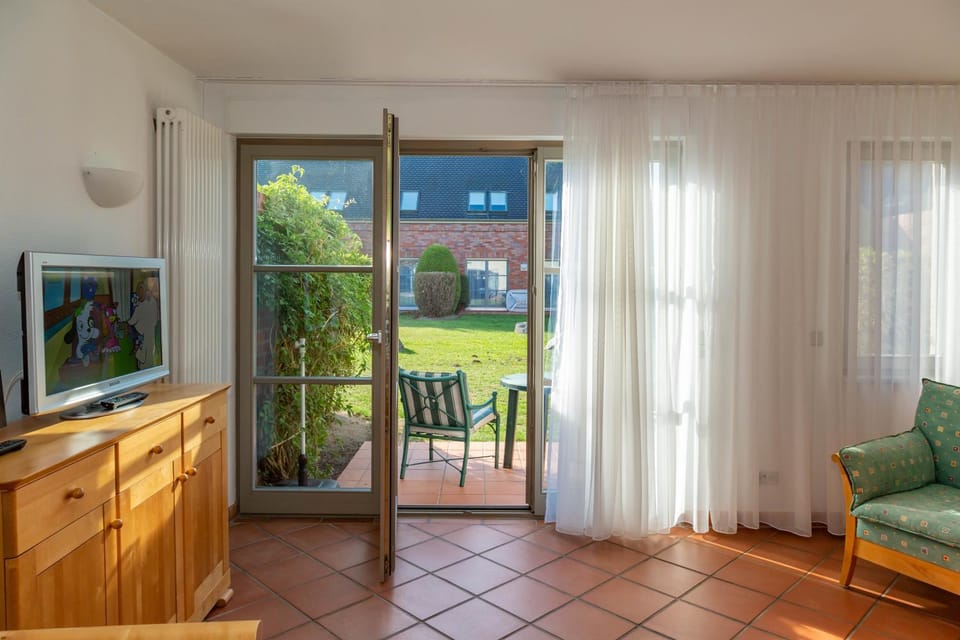 Patio, Communal lounge/ TV room, Garden, TV and multimedia, Living room, Garden view