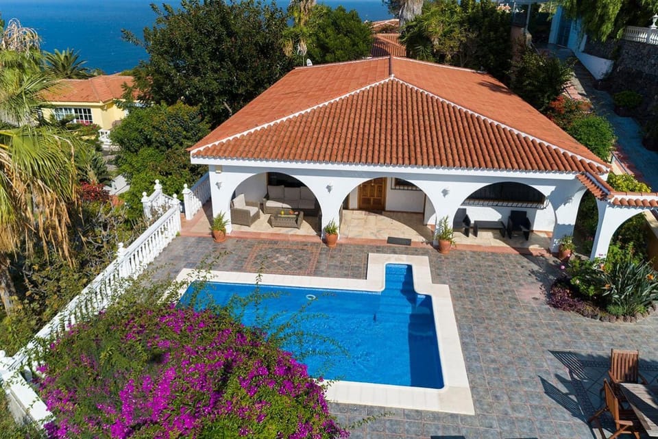 Property building, Bird's eye view, Swimming pool