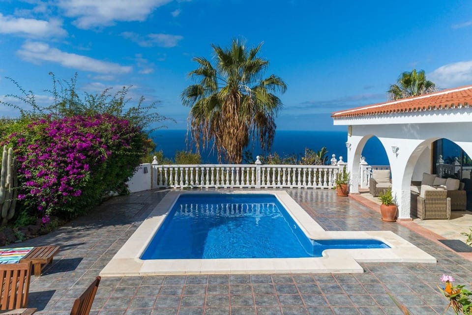 Property building, Sea view, Swimming pool