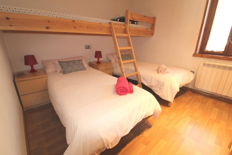 Staff, Bed, Photo of the whole room, Decorative detail, bunk bed, Family