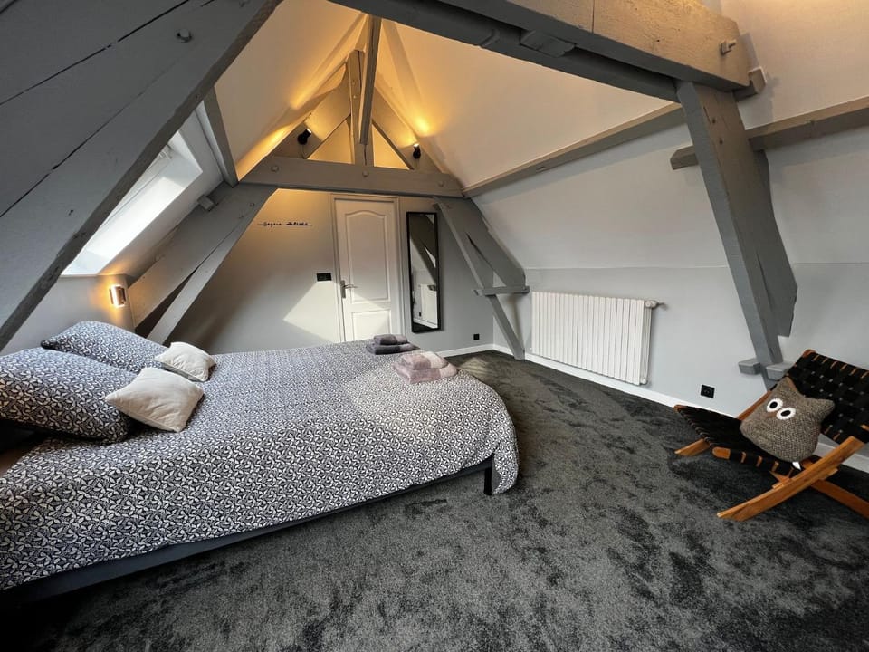 Photo of the whole room, Bedroom