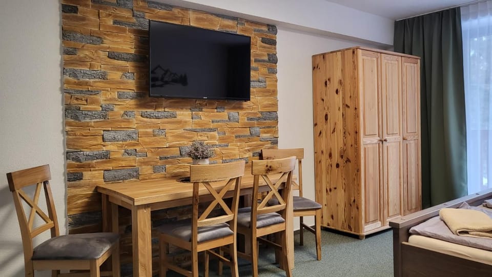 Bed, TV and multimedia, Living room, Photo of the whole room, Seating area, Dining area, Bedroom, wardrobe
