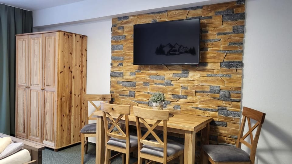 TV and multimedia, Living room, Seating area, wardrobe