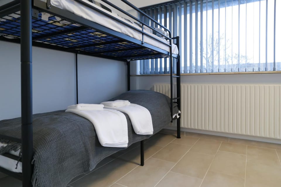 Bedroom, bunk bed