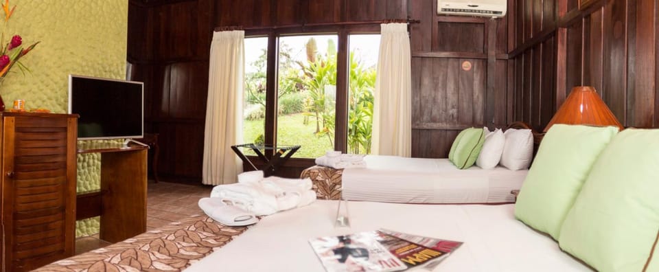 Communal lounge/ TV room, Bed, TV and multimedia, Living room, Photo of the whole room, Seating area, Dining area, Evening entertainment, Bedroom, towels, air conditioner