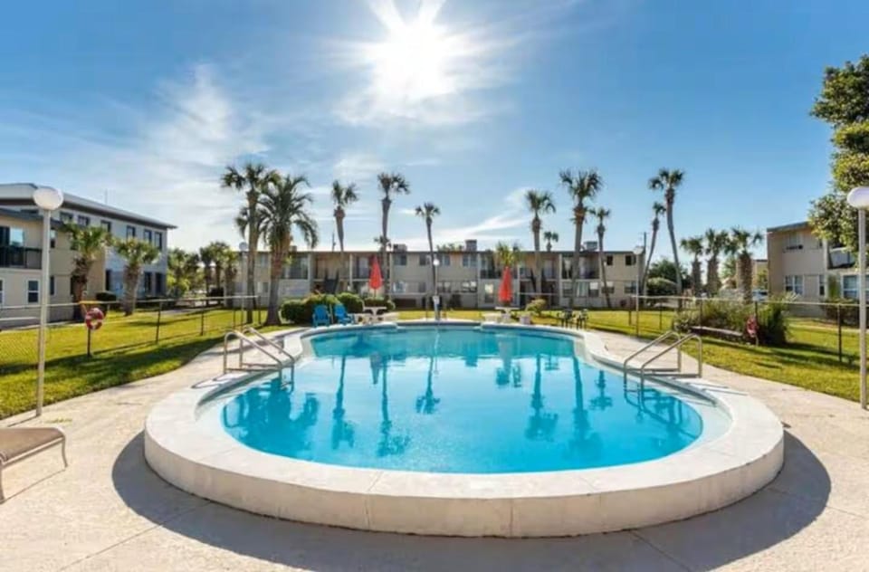 Swimming pool, Swimming pool