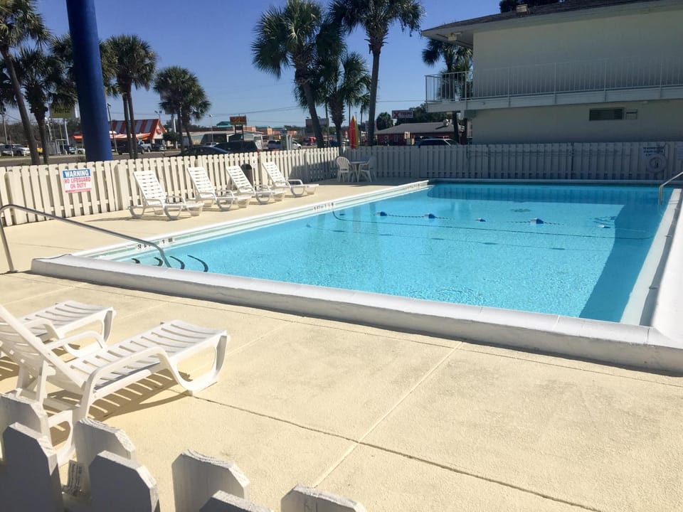 Day, Swimming pool
