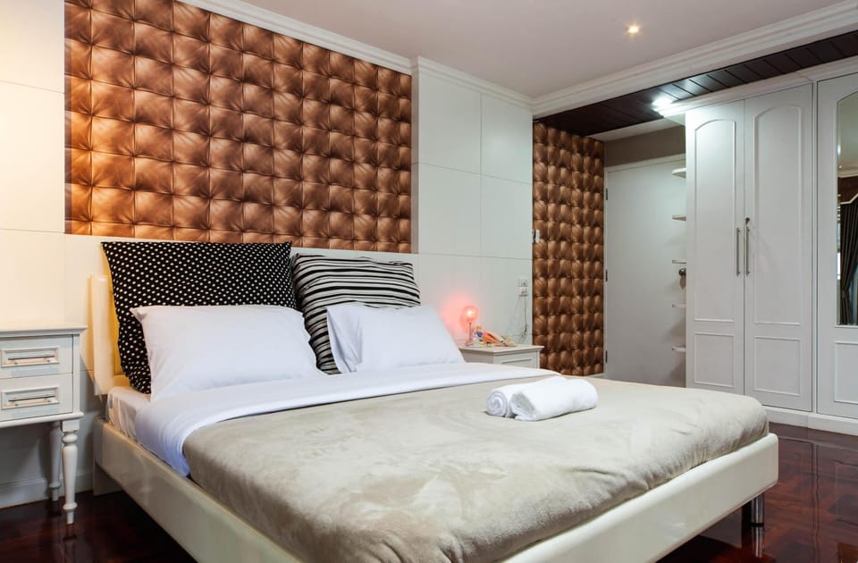 Bed, Photo of the whole room, Bedroom, towels, wardrobe