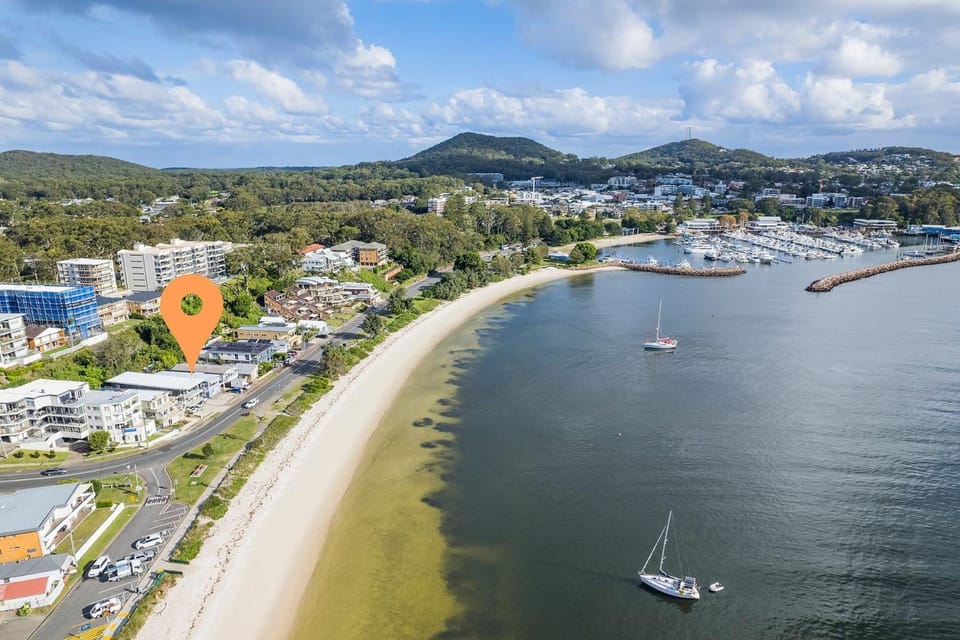 Bayside, 5,21 Victoria Parade - Unit in unbeatable location, with linen and bed making and air conditioning Apartment in Nelson Bay