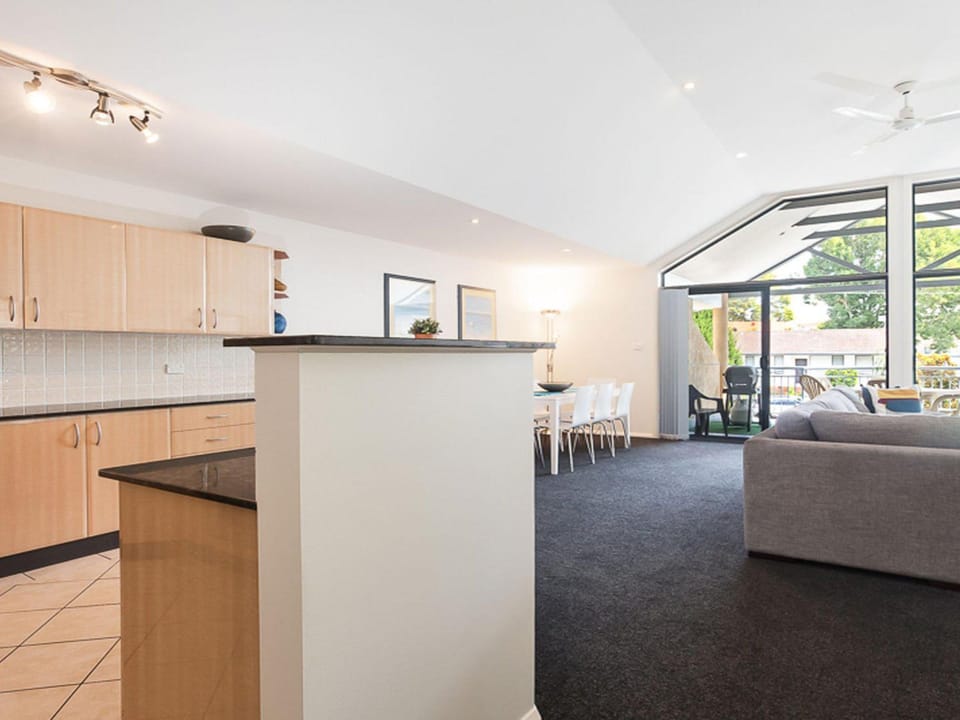 Sienna, 27a Christmas Bush Avenue - Duplex with aircon, wi-fi and close to Dutchie's Beach House in Nelson Bay