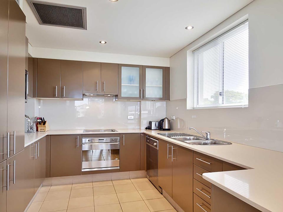 Carrington, 8 15 Government Road - spacious unit with air conditioning, lift, secure parking and close to town Apartment in Nelson Bay