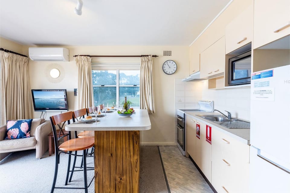 Sunnie Belle, 2,3 Victoria Parade - Unit with water views and air conditioning Apartment in Nelson Bay